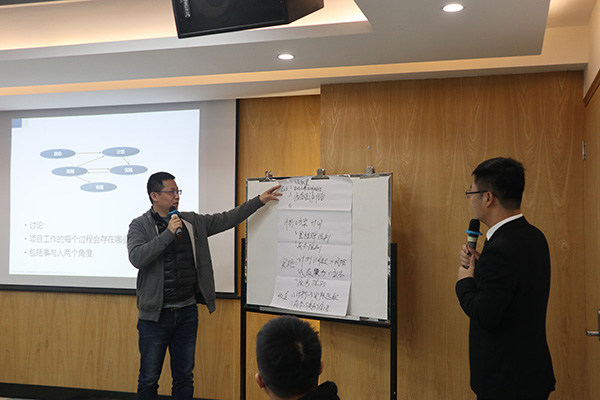 學(xué)員上臺(tái)發(fā)表 (2).JPG
